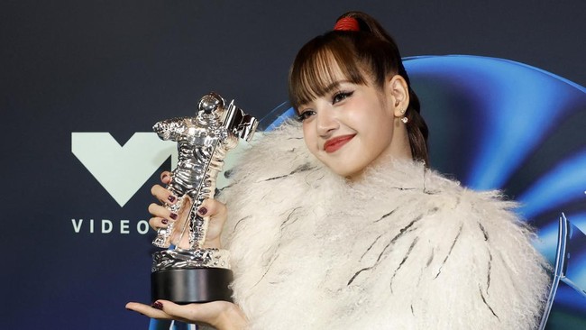 Lisa poses with the Best Pop award for