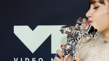 Lisa poses with the Best Pop award for "Dream," featuring Kentaro Sakaguchi, at the 2026 MTV Video Music Awards in Los Angeles, California, US, September 27, 2026. REUTERS/Caroline Brehman