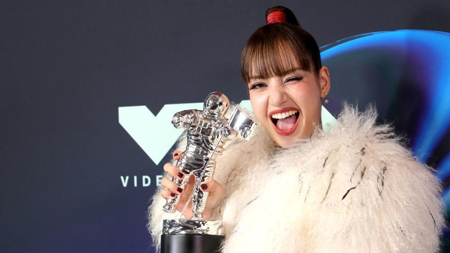 LOS ANGELES, CALIFORNIA - SEPTEMBER 27: LISA, winner of the Best Pop award for