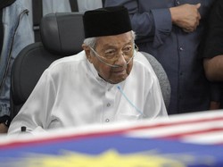 Video Tak Kuasa Menahan Duka, Tangis Mahathir Pecah di Pemakaman Siti Hasmah