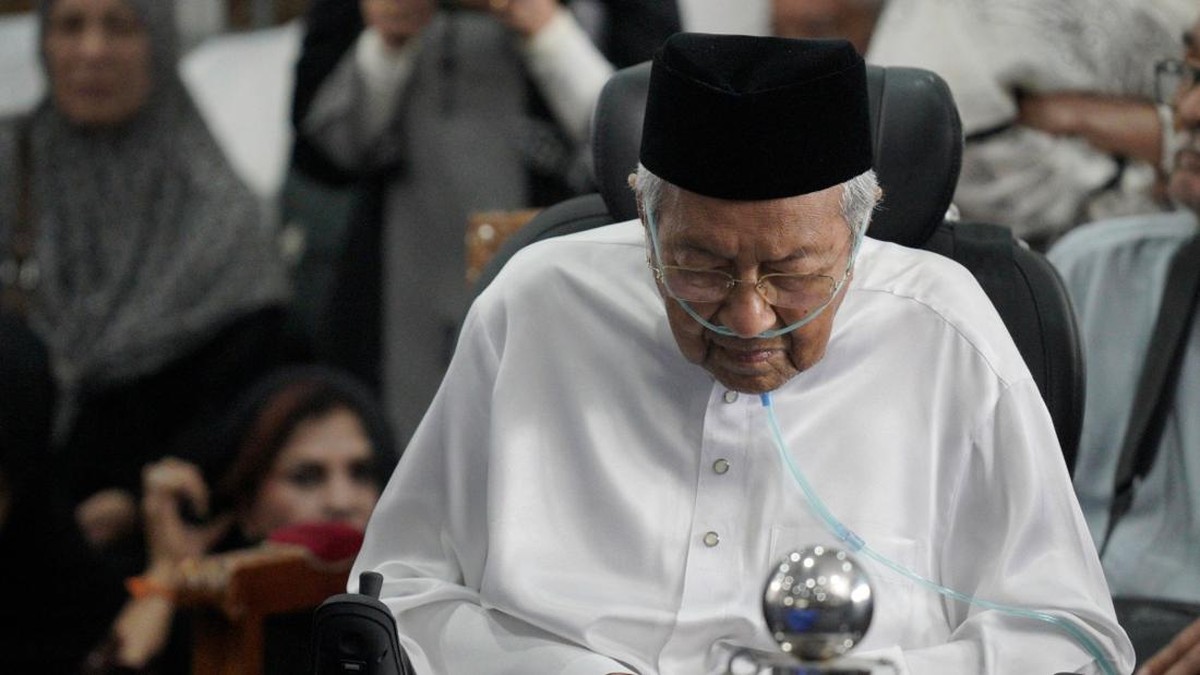 Potret Pilu Mahathir Berpamitan dengan Istri, Tertunduk Lesu di Makam