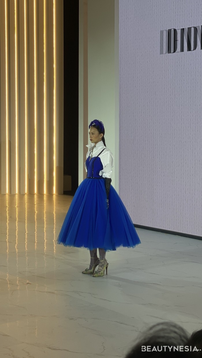 Peragaan dibuka dengan menampilkan elemen esensial dalam lemari baju, yaitu kemeja putih, yang membawa sentuhan dan ciri khas masing-masing tiap desainer./Foto: Beautynesia/Nadya Quamila