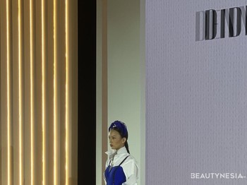Peragaan dibuka dengan menampilkan elemen esensial dalam lemari baju, yaitu kemeja putih, yang membawa sentuhan dan ciri khas masing-masing tiap desainer./Foto: Beautynesia/Nadya Quamila