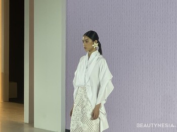 Melalui DRAFT, 22 desainer IFDC menafsirkan ulang kemeja putih dari sudut pandang kreatif mereka masing-masing, mengubah siluet yang familiar menjadi sesuatu yang baru lewat potongan, teknik, dan detail desain yang khas./Foto: Beautynesia/Nadya Quamila