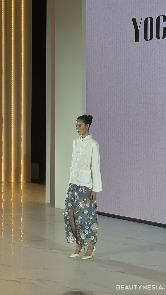 Kemeja putih ini tampil dalam beragam kreasi, mulai dari dirancang sebagai outer dengan siluet elegan, kemeja putih dengan lengan bervolume, embellishment pada bagian kerah, hingga dikreasikan dengan sentuhan budaya tradisional Indonesia./Foto: Beautynesia/Nadya Quamila
