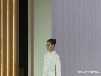Kemeja putih ini tampil dalam beragam kreasi, mulai dari dirancang sebagai outer dengan siluet elegan, kemeja putih dengan lengan bervolume, embellishment pada bagian kerah, hingga dikreasikan dengan sentuhan budaya tradisional Indonesia./Foto: Beautynesia/Nadya Quamila
