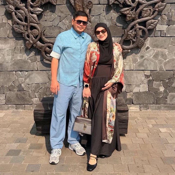 <p>Mengisi liburan singkat di tengah kesibukan sang suami, Irish Bella menyampaikan rasa terima kasihnya kepada Haldy. Keduanya berjalan santai menyusuri jalanan resort yang dikelilingi pepohonan hijau yang rindang. "Thank you hubby for this short escape. Mendadak di ajak liburan di tengah kesibukannya, a much needed holiday for bumil yang ovt ini," tulisnya. (Foto:Instagram @_irishbella_)</p>
