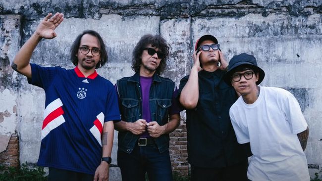Morfem merupakan band musik alternatif yang dibentuk pada 2009 oleh Jimi Multhazam The Upstairs. Band tersebut telah merilis empat album studio, Indonesia (2011), Hey, Makan Tuh Gitar! (2012), Dramatugi Underground (2018), dan Seketika Sekarang Juga
