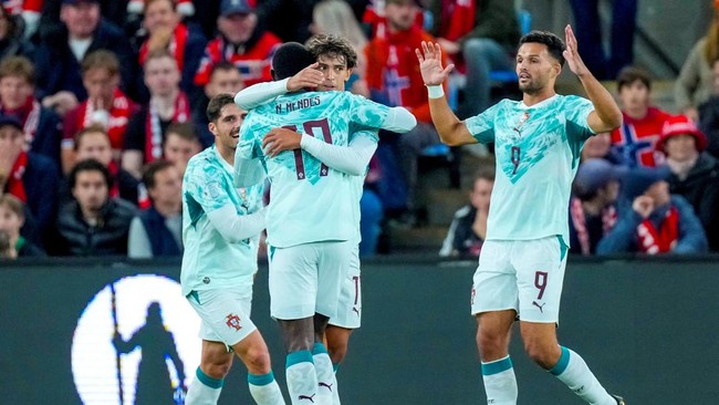 Soccer Football - Nations League - Group A4 - Norway v Portugal - Ullevaal Stadion, Oslo, Norway - September 27, 2026 Portugal's Joao Felix celebrates scoring their first goal with Nuno Mendes and Goncalo. Ramos Cornelius Poppe/NTB via REUTERS