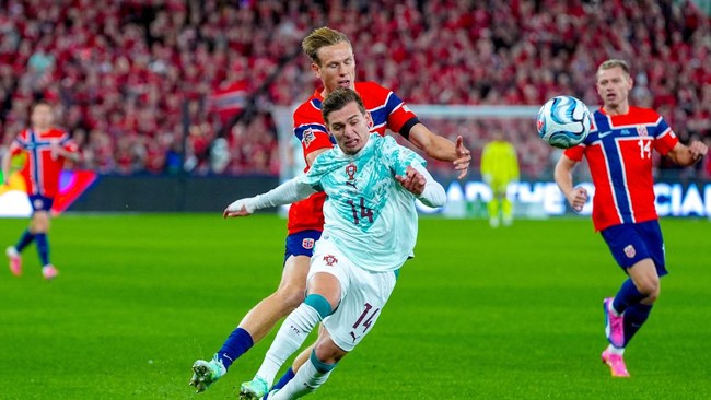 Soccer Football - Nations League - Group A4 - Norway v Portugal - Ullevaal Stadion, Oslo, Norway - September 27, 2026 Norway's Torbjorn Heggem in action with Portugal's Francisco. Conceicao Lise Aserud/NTB via REUTERS