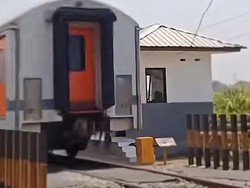 Penjaga Tidur, Palang Pintu di Kediri Tak Tertutup Saat KA Lewat