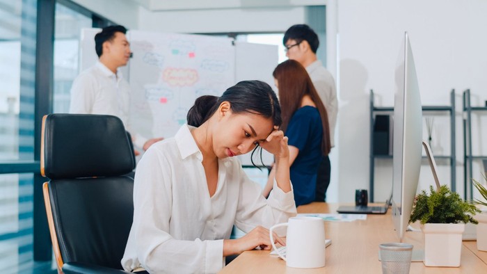Kalimat yang diucap orang yang sedang mengalami tekanan mental dan emosional di tempat kerja adalah “Aku tidak punya waktu untuk hal lain.”