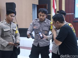 Pak Bhabin Polres Blitar Kota Diajari Ngonten-Dekatkan Diri ke Masyarakat