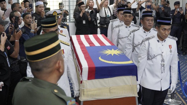Members of the Malaysian Armed Forces carry the casket of Siti Hasmah Mohamad Ali, the wife of former Malaysian prime minister Mahathir Mohamad, during her funeral at As Syarif Mosque in Kuala Lumpur on September 28, 2026. Hasmah, the wife of Malaysi