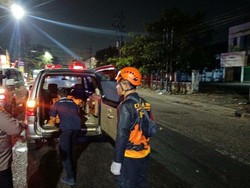 Pemotor Aerox Tewas Setelah Tabrak Dump Truk di Sukolilo Surabaya
