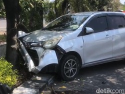 Ibu Naik Calya Mau Jemput Anak ke Sekolah Tabrak Pohon di A Yani Surabaya