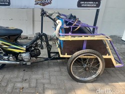 Modal Palu dan Obeng, Tukang Becak Motor Surabaya Curi Besi Trotoar