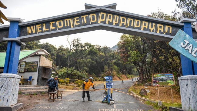 Petugas menutup jalur pendakian di Taman Wisata Alam Gunung Papandayan di Cisurupan, Kabupaten Garut, Jawa Barat, Minggu (27/9/2026). Pengelola Taman Wisata Alam Gunung Papandayan menutup sementara aktivitas pendakian Gunung Papandayan akibat adanya