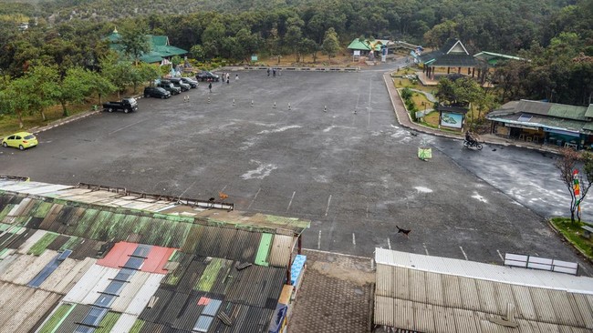 Kondisi area parkir yang lengang di Taman Wisata Alam Gunung Papandayan di Cisurupan, Kabupaten Garut, Jawa Barat, Minggu (27/9/2026). Pengelola Taman Wisata Alam Gunung Papandayan menutup sementara aktivitas pendakian Gunung Papandayan akibat adanya