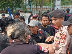 Polda Metro Bagikan Air Minum dan Roti ke Massa Aksi di Silang Monas