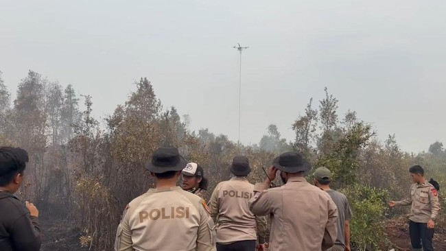Polda Sumsel dan Slog Polri menggunakan teknologi drone untuk memadamkan kebakaran hutan dan lahan (Karhutla) di wilayah Ogan Komering Ilir (OKI).