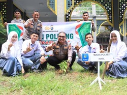 Tanam Pohon Bareng Siswa, Polres Inhil Dorong Gerakan Green Policing di Sekolah