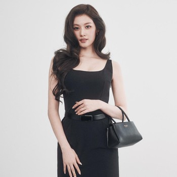 Tampil Chic, Ini 5 Potret Sana TWICE Hadiri Prada Spring/Summer 2027 Womenswear Fashion Show