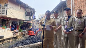 Gubernur DKI Pramono Anung rencanakan penataan anak Kali Krukut hingga 2028, termasuk turap dan MCK. Dia janji tanpa penggusuran warga.