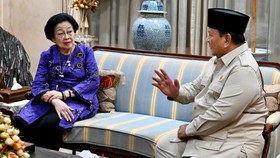 Presiden Prabowo Subianto bertakziah ke kediaman Presiden ke-5 RI Megawati Soekarnoputri di Jakarta, Senin (28/9) malam, untuk menyampaikan belasungkawa atas berpulangnya Mohammad Guruh Irianto Soekarnoputra, putra bungsu Presiden RI pertama Soekarno