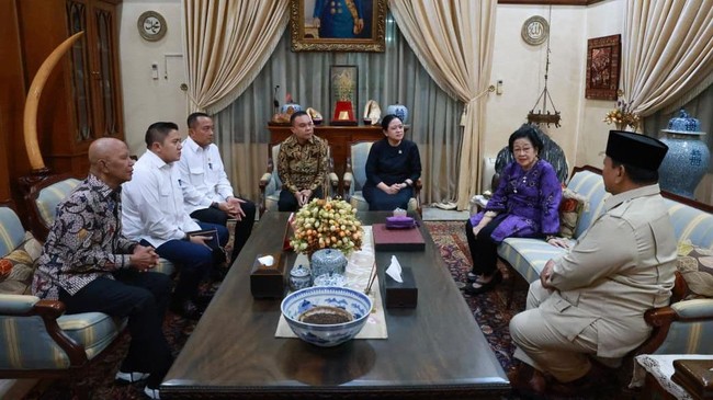 Presiden Prabowo Subianto bertakziah ke kediaman Presiden ke-5 RI Megawati Soekarnoputri di Jakarta, Senin (28/9) malam, untuk menyampaikan belasungkawa atas berpulangnya Mohammad Guruh Irianto Soekarnoputra, putra bungsu Presiden RI pertama Soekarno