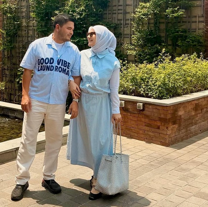 <p>Rasa bahagia dan kasih sayang begitu memancar dari pasangan ini. Dalam potret ini, Irish dan Haldy tampak bergandengan tangan sambil saling melempar tatapan penuh cinta. "Semoga Allah selalu memudahkan langkah dan usaha mu dan semoga Allah menjaga kita dan keluarga kita, Amiinn," tulisnya lagi. (Foto:Instagram @_irishbella_).</p>