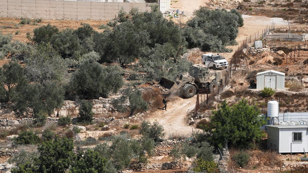Israeli military machinery uproots olive trees in the Palestinian village of Beit Rima near Ramallah, in the Israeli-occupied West Bank, September 24, 2026. REUTERS/Ali Sawafta