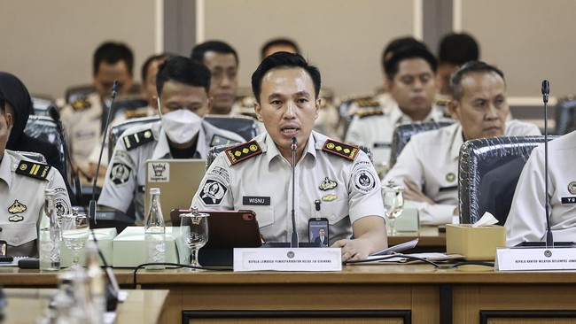 Kepala Lembaga Pemasyarakatan Kelas IIA Cibinong nonaktif Wisnu Hani Putranto menyampaikan paparan saat rapat dengar pendapat (RDP) dengan Komisi XIII DPR di Kompleks Parlemen, Senayan, Jakarta, Senin (28/9/2026). Rapat tersebut membahas penjelasan d