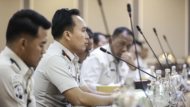 Kepala Lembaga Pemasyarakatan Kelas IIA Cibinong nonaktif Wisnu Hani Putranto (kedua kiri) menyampaikan paparan saat rapat dengar pendapat (RDP) dengan Komisi XIII DPR di Kompleks Parlemen, Senayan, Jakarta, Senin (28/9/2026). Rapat tersebut membahas