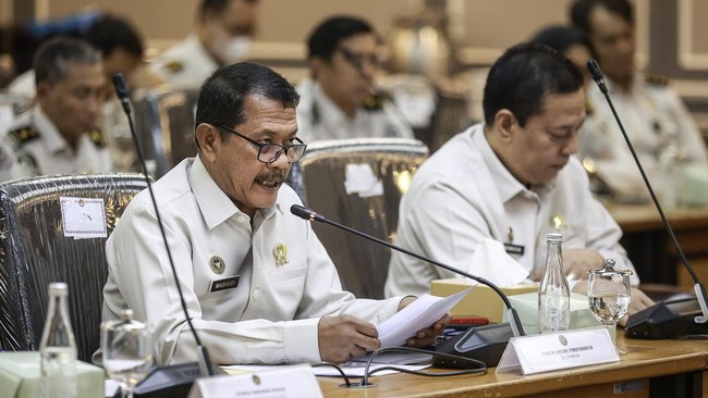 Direktur Jenderal Pemasyarakatan Kemenimipas Mashudi (kiri) didampingi Direktur Pengamanan dan Intelijen Tatan Dirsan Atmaja (kanan) menyampaikan paparan saat rapat dengar pendapat (RDP) dengan Komisi XIII DPR di Kompleks Parlemen, Senayan, Jakarta, 