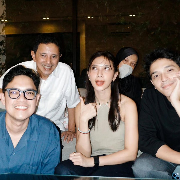 <p>Lewat akun Instagram pribadinya, Sheila membagikan beberapa foto perayaan sederhana ulang tahunnya kali ini ditemani oleh orang-orang tersayang, yakni keluarga dan sahabat terdekat.&nbsp;(Foto: Instagram @sheiladaisha)</p>