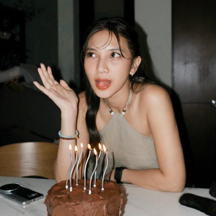 <p><em>Postingan</em> tersebut pun langsung dibanjiri komentar rekan artis hingga netizen yang turut memberikan ucapan ulang tahun. &ldquo;<em>Happy birthday </em>untuk Libra <em>sporty</em>! Kemarin bilangnya ulang tahun pengen fokus <em>hyrox</em> kan ya???&rdquo; tulis Prilly Latuconsina. &ldquo;Selamat ulang tahuh ibu negara,&rdquo; tulis akun <em>@alvisa****.&nbsp;</em>(Foto: Instagram @sheiladaisha)</p>
