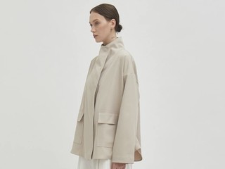 Cara Layering Jaket Biar Nggak Terlihat Bulky, 5 Trik Padu Padan untuk Perempuan