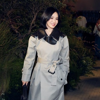 Intip Penampilan Perdana Song Hye Kyo di Bottega Veneta Fashion Show Usai Jadi Ambassador