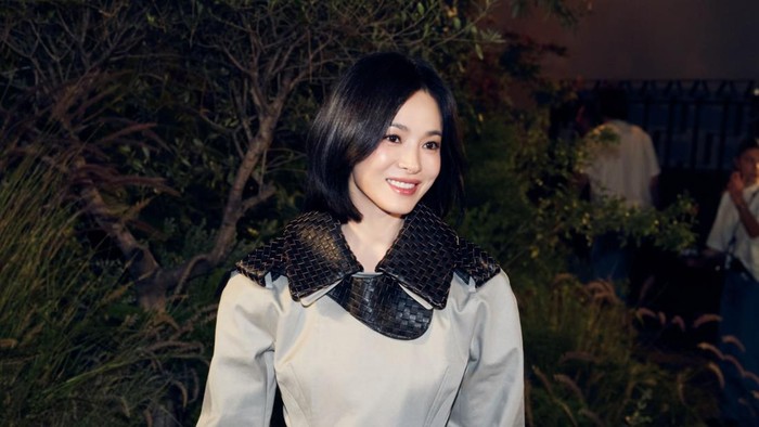 Intip Penampilan Perdana Song Hye Kyo di Bottega Veneta Fashion Show Usai Jadi Ambassador
