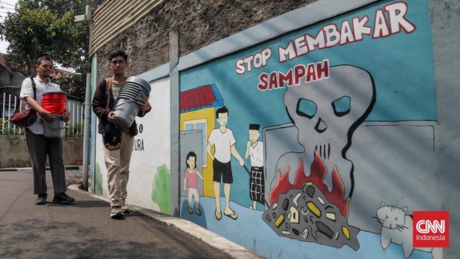 Sejumlah penyuluh menyosialisasikan pemilahan sampah sekaligus membagikan wadah pemilahan kepada warga di RW 06 Srengseng Sawah, Jagakarsa, Jakarta Selatan, Senin (28/9). (CNN Indonesia/Febria Adha L)