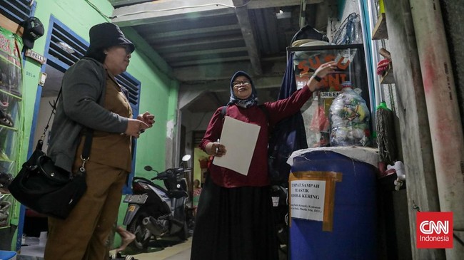 Sejumlah penyuluh menyosialisasikan pemilahan sampah sekaligus membagikan wadah pemilahan kepada warga di RW 06 Srengseng Sawah, Jagakarsa, Jakarta Selatan, Senin (28/9). (CNN Indonesia/Febria Adha L)