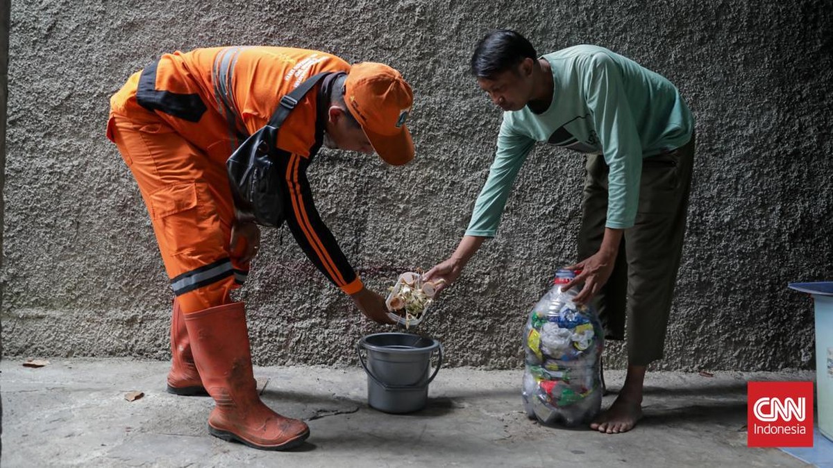 Sejumlah penyuluh menyosialisasikan pemilahan sampah sekaligus membagikan wadah pemilahan kepada warga di RW 06 Srengseng Sawah, Jagakarsa, Jakarta Selatan, Senin (28/9). (CNN Indonesia/Febria Adha L)