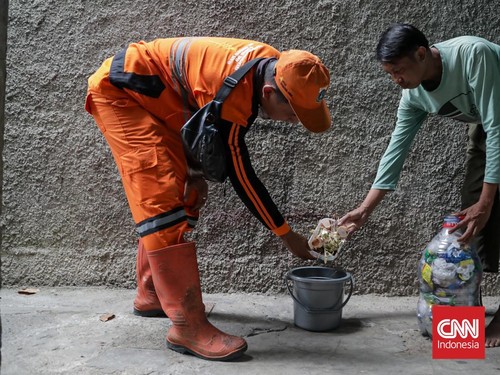 Sejumlah penyuluh menyosialisasikan pemilahan sampah sekaligus membagikan wadah pemilahan kepada warga di RW 06 Srengseng Sawah, Jagakarsa, Jakarta Selatan, Senin (28/9). (CNN Indonesia/Febria Adha L)