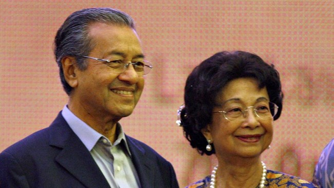 (FILES) Siti Hasmah Mohamad Ali (R), the wife of Malaysia's former prime minister Mahathir Mohamad (L), pose for a photograph during a dinner event at the Langkawi International Dialogue on the resort island of Langkawi, northern Kedah state, on Augu