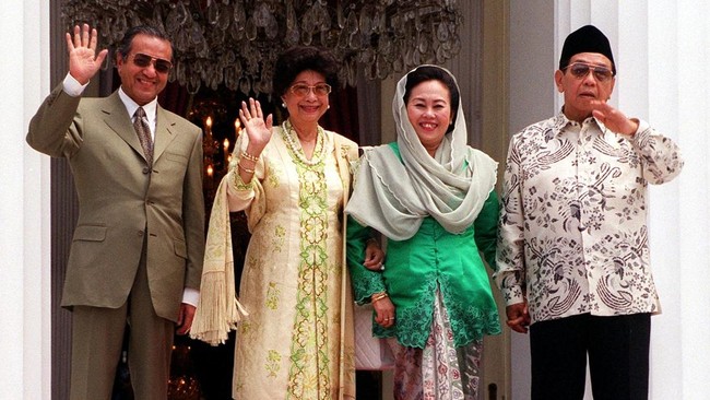 Indonesian President Abdurrahman Wahid (R), his wife Sinta Nuriyah (2-R), Malaysian Prime Minister Mahathir Mohamad (L), his wife Siti Hasmah Ali wave from the presidential palace in Jakarta, 09 March 2000.  Mahathir arrived in Indonesia for a two-da