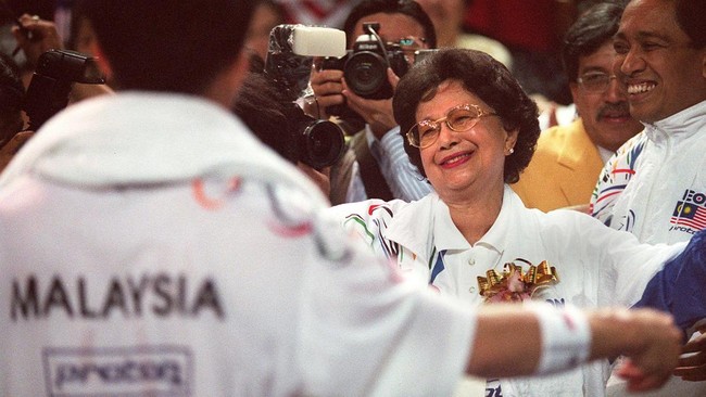 Siti Hasmah, wife of Malaysian Prime Minister Mahathir Mohammad, prepares to embrace Ong Ewe Hock after his victory over Indonesia's Heryanto Arbi in the Thomas Cup men's final at Queen Elizabeth stadium in Hong Kong 24 May. Malaysia's Ong (foregroun