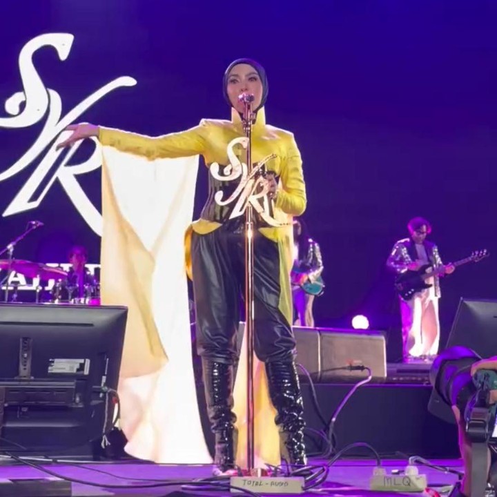 <p>Penampilan Syahrini dibagikan langsung oleh Instagram resmi rekaman musik <em>@syr.records</em> dan Caren Delano sebagai <em>stylist-</em>nya. Dalam unggahan tersebut, ia terlihat memukau&nbsp;mengenakan busana kuning rancangan Ivan Gunawan saat menghibur para penonton.&nbsp;(Foto: Instagram @carendelano)</p>