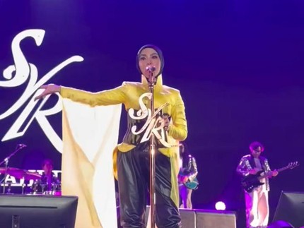 5 Potret Syahrini Tampil di Atas Panggung usai 7 Th Vakum, Reino Barack Ikut Nonton