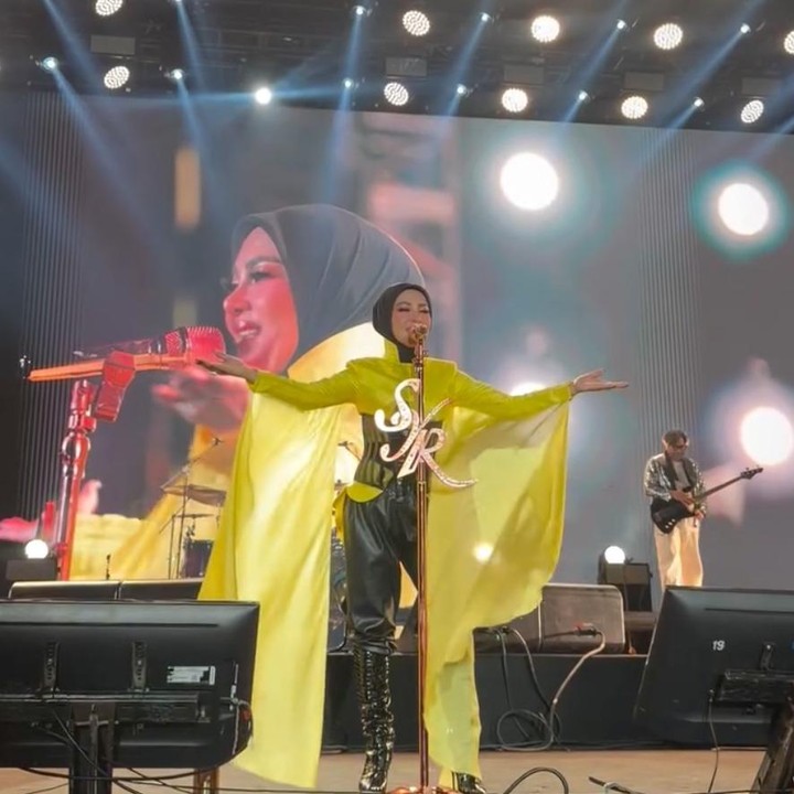 <p>Kerinduan penggemar pun terobati dengan lantunan suara merdu Syahrini. Ia membawakan sejumlah lagu, salah satunya <em>Kau Yang Utama</em>, yang baru dirilis pada 7 Agustus lalu.&nbsp;(Foto: Instagram @carendelano)</p>